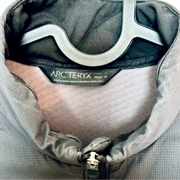 Arc'teryx - Womenβs Running Jacket (Model Unknown) - Picture 2 of 3